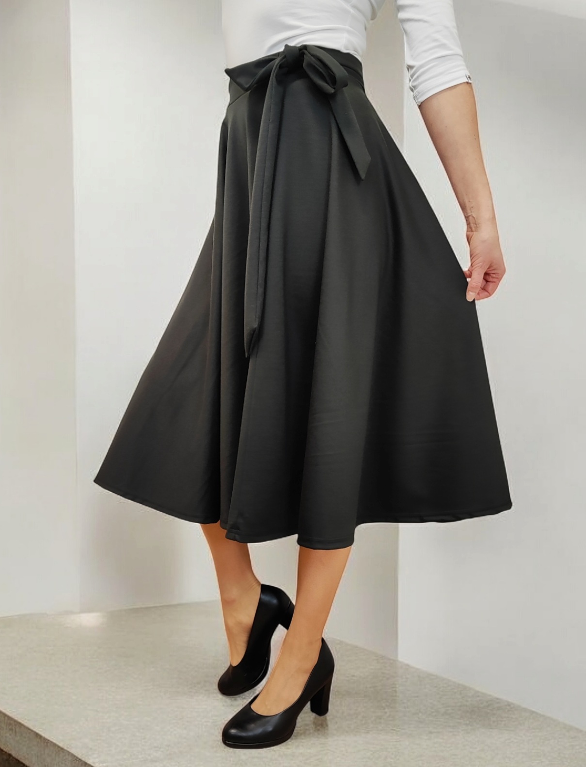 jak kombinovat midi sukni černou